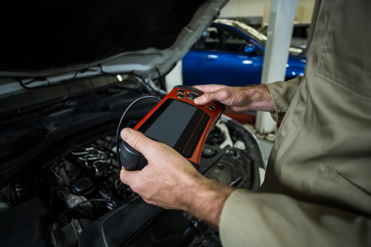 Elektryk samochodowy diagnozujący pojazd