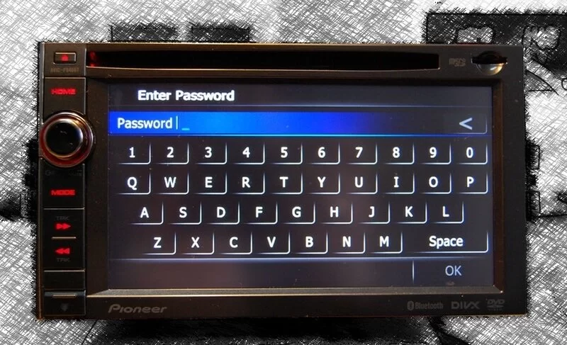 Zablokowane radio Pioneer AVIC F940BT wyświetlające ekran "Enter Password" z prośbą o odkodowanie.