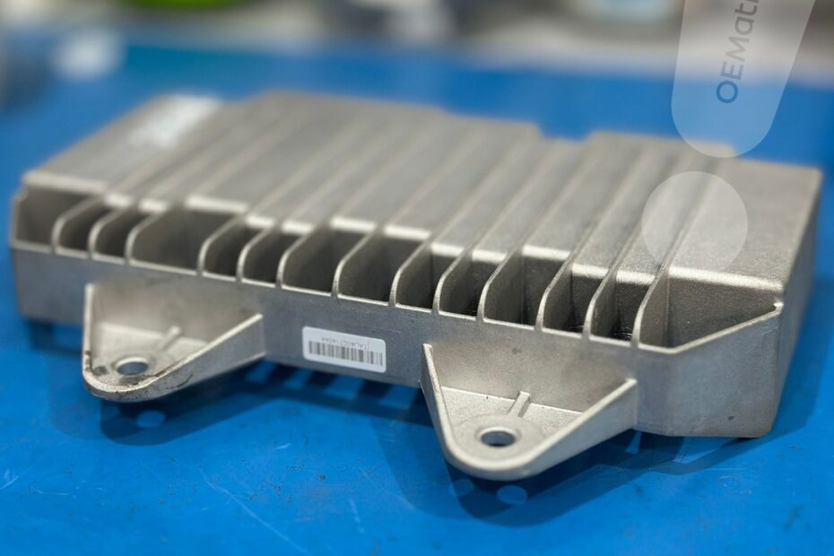 Wzmacniacz ASK do Porsche w aluminiowej obudowie z radiatorem. Usterka jego elektroniki wewnętrznej uniemożliwia uruchomienie modułu i kwalifikuje go do naprawy.