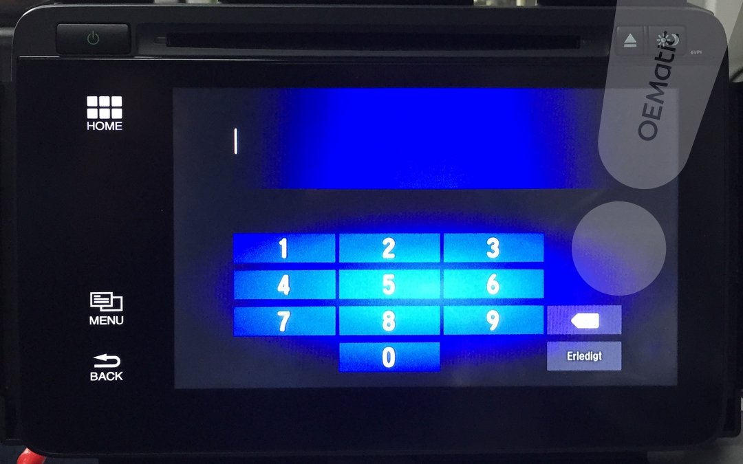 Zablokowane radio Honda Connect z w pełni dotykowym panelem (wersja 6VP1) wyświetlające ekran z prośbą o 5-cyfrowy kod PIN.