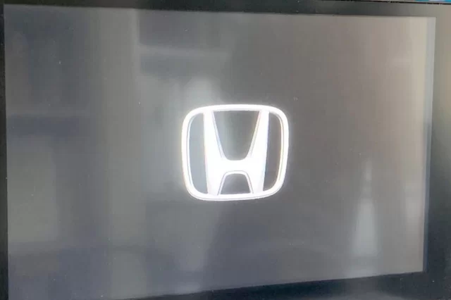 Ekran radia Honda Connect z widocznym logo Hondy podczas usterki polegającej na zawieszaniu się systemu startowego