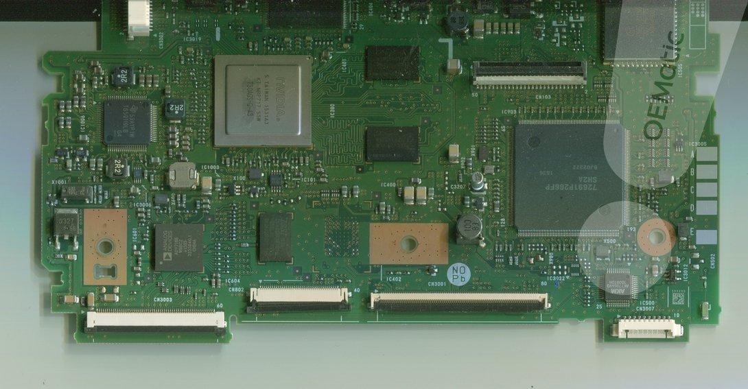 Płyta główna radia Honda Connect produkcji Fujitsu Ten z widokiem na procesory i pamięć.