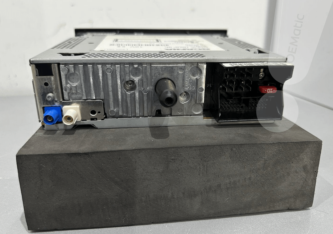 Tylny panel radio nawigacji Scania AUS3 V3 TIP (Bosch) z widocznymi gniazdami, w tym gniazdem zasilania.