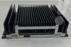 Przednie gniazda wzmacniacza AMP-80RPE (96370A4100) – widok radiatora i gniazda zasilania