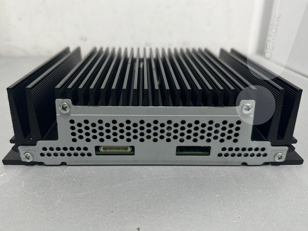 Tylni panel wzmacniacza AMP-80RPE (96370A4100) – dwa wąskie złącza sygnałowe i perforowana osłona chłodząca.