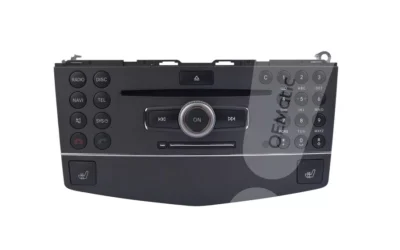 Identyfikacja nawigacji Comand NTG4 do naprawy - widoczny panel przedni z gniazdem PCMCIA pod pokrętłem głośności.