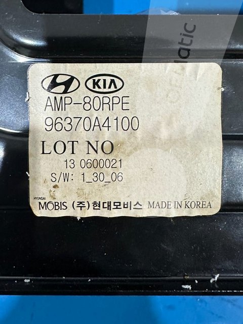Etykieta znamionowa wzmacniacza Kia/Hyundai AMP-80RPE z widocznym numerem części 96370A4100 oraz producentem Mobis.