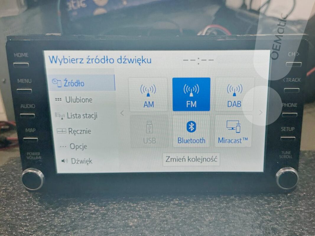 Radio Toyota Touch 2 model ATI1602 z menu wyboru źródła dźwięku, w którym często dochodzi do usterki portu USB i funkcji CarPlay.