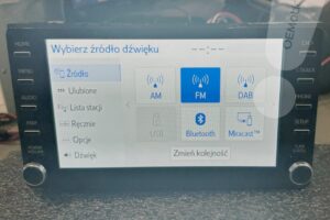 Radio Toyota Touch 2 model ATI1602 z menu wyboru źródła dźwięku, w którym często dochodzi do usterki portu USB i funkcji CarPlay.