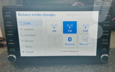Radio Toyota Touch 2 model ATI1602 z menu wyboru źródła dźwięku, w którym często dochodzi do usterki portu USB i funkcji CarPlay.