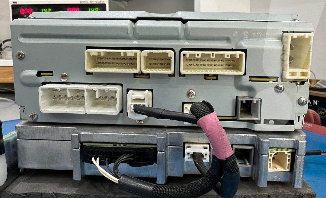 Tylne złącza zasilania i sygnałów radia FT0053A w Toyocie Hilux