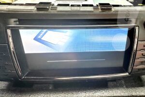 Zawieszona nawigacja FT0053A w Toyocie Hilux – pasek ładowania na ekranie