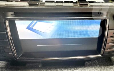 Zawieszona nawigacja FT0053A w Toyocie Hilux – pasek ładowania na ekranie