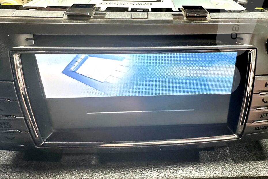 Zawieszona nawigacja FT0053A w Toyocie Hilux – pasek ładowania na ekranie