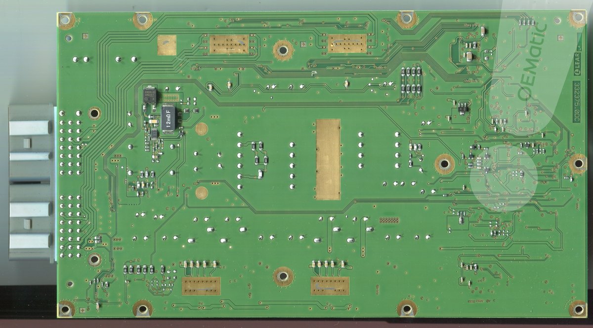 Płyta główna wzmacniacza Dynaudio AMP600 z widocznymi ścieżkami i układami elektronicznymi, które ulegają uszkodzeniu, powodując trzaski lub pobór prądu.
