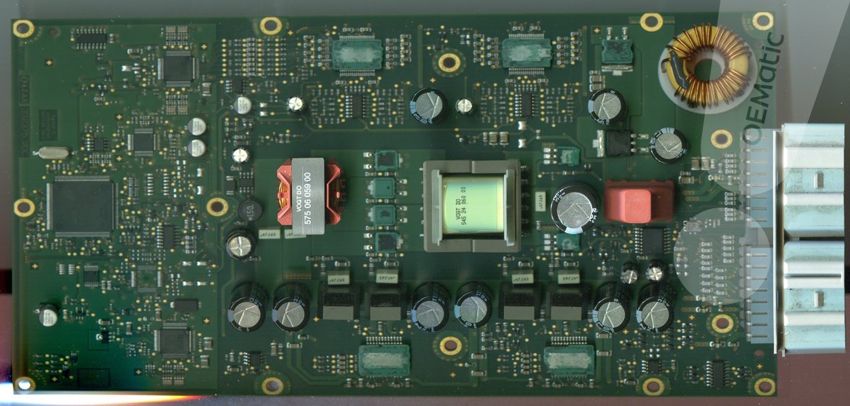 Wnętrze wzmacniacza Dynaudio AMP600 z widoczną płytą główną i komponentami elektronicznymi. To tutaj dochodzi do uszkodzeń powodujących brak dźwięku w Volkswagenie.