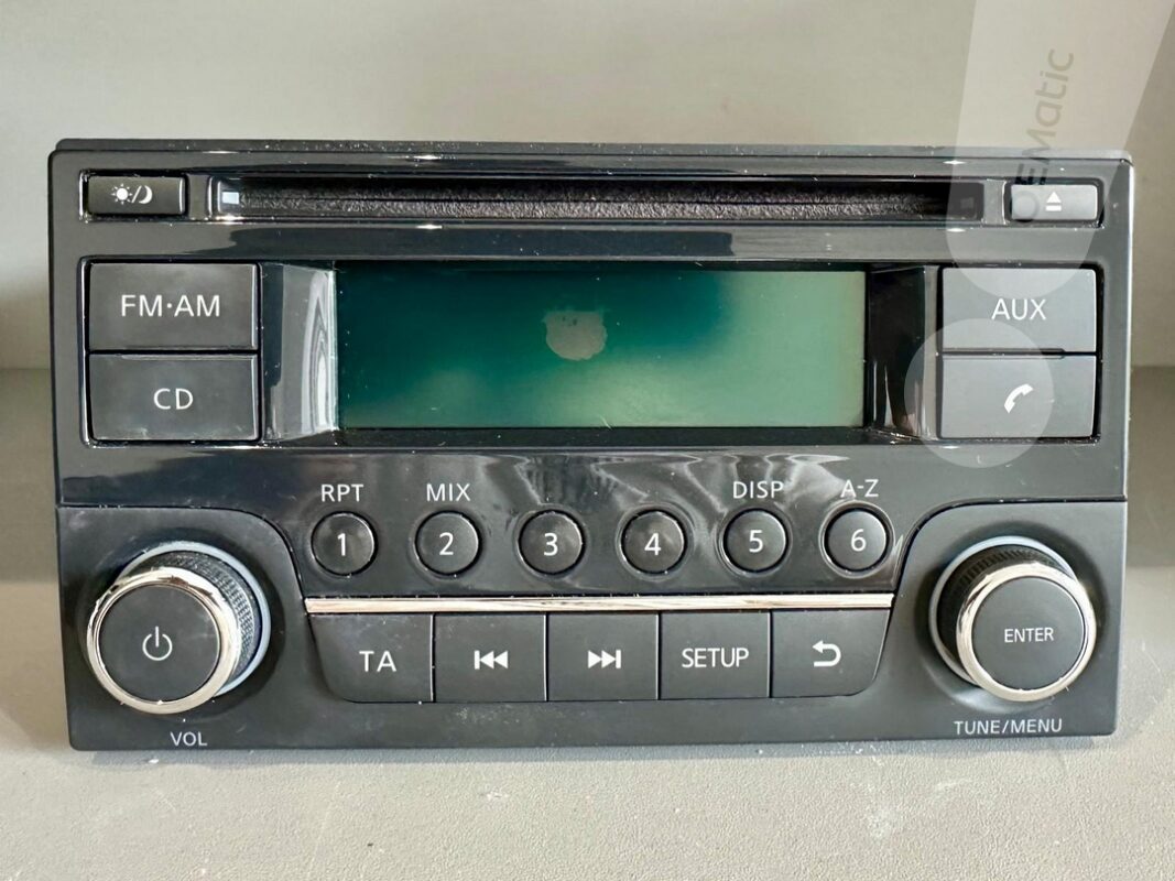 Radio samochodowe Nissan AGC-0071RF z uszkodzonym wyświetlaczem LCD, wymagające naprawy i regeneracji w serwisie OEMatic.