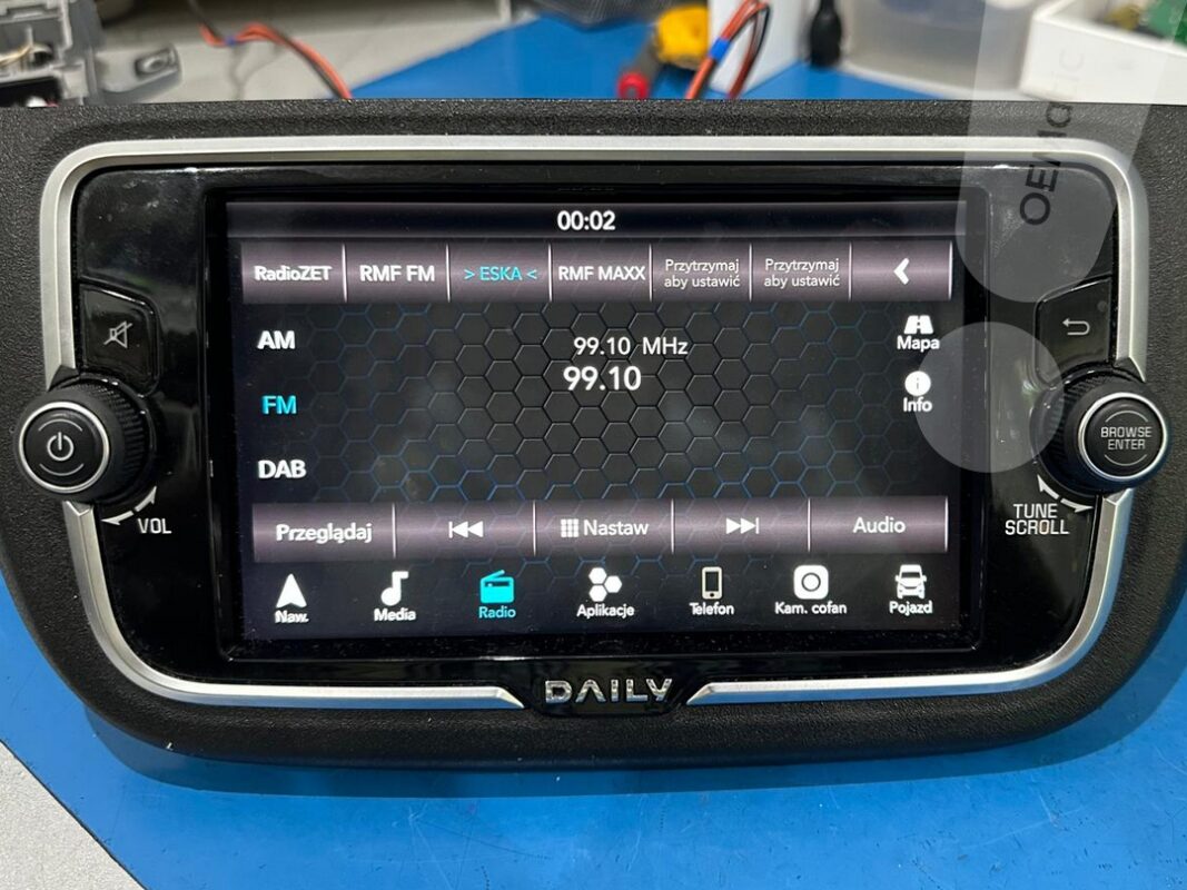 Naprawiona nawigacja Iveco Daily NAV NIS z włączonym menu radia, działająca po skutecznej regeneracji w OEMatic. Usunięty problem zwarcia na zasilaniu.