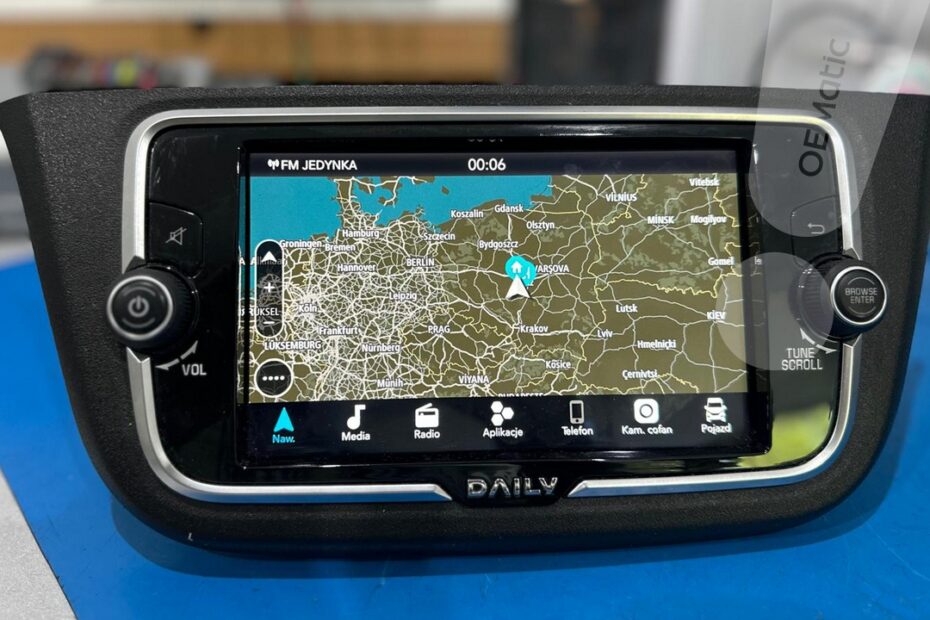 Panel przedni radia z nawigacją Iveco Daily NAV NIS, które nie chciało się włączyć. Serwis OEMatic specjalizuje się w regeneracji tych urządzeń po usterkach zasilania, takich jak twarde zwarcie.