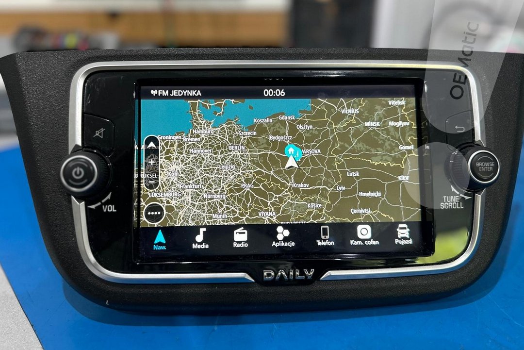 Panel przedni radia z nawigacją Iveco Daily NAV NIS, które nie chciało się włączyć. Serwis OEMatic specjalizuje się w regeneracji tych urządzeń po usterkach zasilania, takich jak twarde zwarcie.
