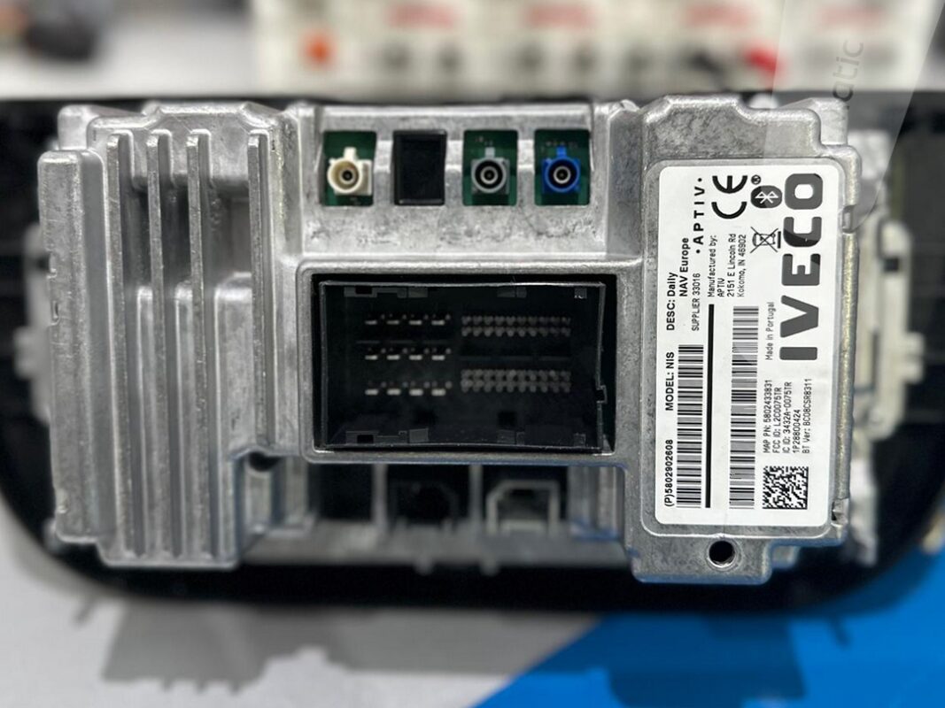 Tylny panel nawigacji Iveco Daily NAV NIS z widocznymi gniazdami i etykietą modelu. Zdjęcie pomaga w identyfikacji urządzenia przed zleceniem naprawy usterki braku zasilania.