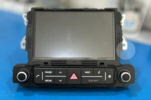 Panel przedni nawigacji Hyundai Kia LAN6200 z typową usterką – niedziałający ekran dotykowy. Widok całego modułu przed profesjonalną naprawą płyty głównej.