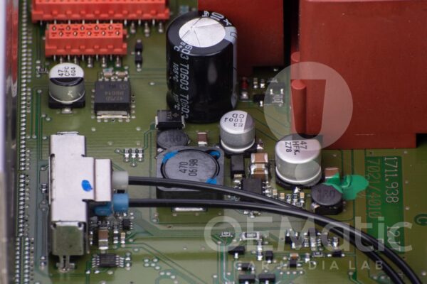 Kompleksowo zregenerowany naprawiony wzmacniacz Mercedes Logic7 po rekonstrukcji ścieżek