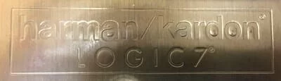 Logo harman/kardon Logic7 wygrawerowane na metalowej obudowie wzmacniacza stosowanego w Mercedes-Benz klasy S (W221) i CL (W216)