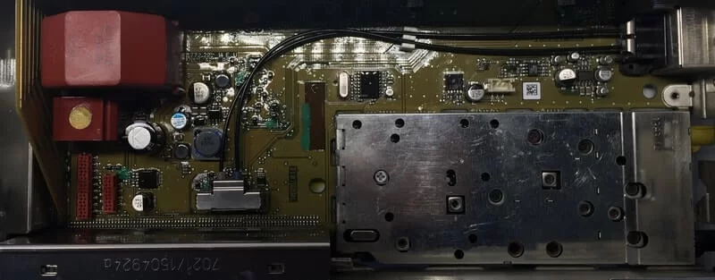 Naprawiona płyta główna wzmacniacza Logic7 Mercedes pokryta specjalną powłoką lakieru zabezpieczającego przed wilgocią.