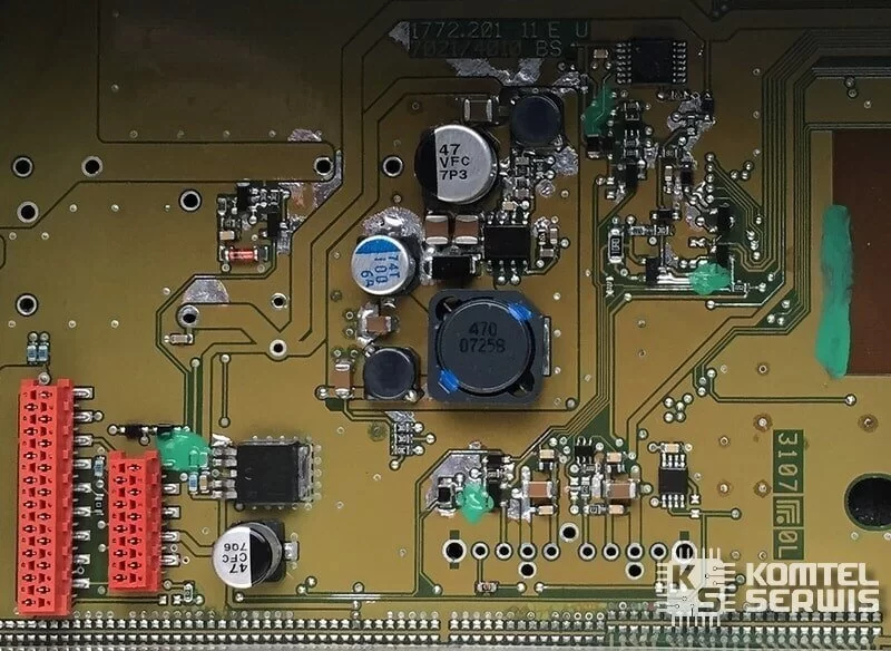 Płyta główna wzmacniacza Logic7 Mercedes po regeneracji ścieżek, w trakcie montażu elementów elektronicznych