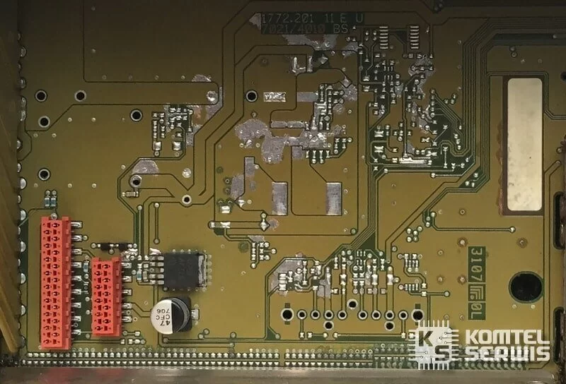 Płyta główna wzmacniacza Logic7 Mercedes w trakcie regeneracji, widoczne odbudowane połączenia i naprawione ścieżki