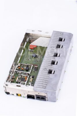 Naprawa wzmacniacza Mercedes Logic7 w trakcie - proces regeneracji płyty głównej