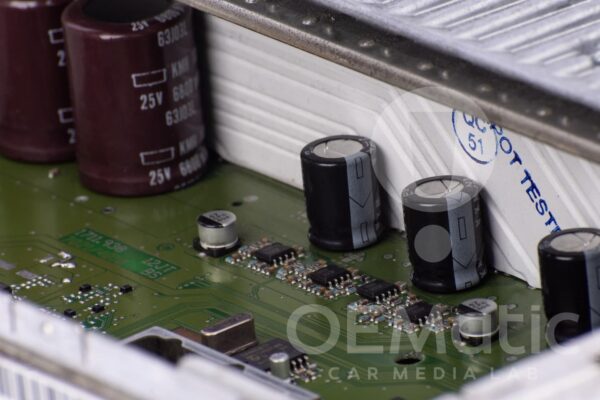 Naprawiana płyta główna wzmacniacza Logic7 Harman Becker podczas wymiany elementów