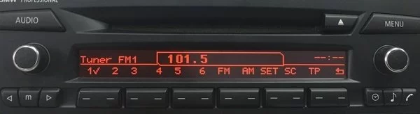 aprawione radio BMW Professional CD73 Alpine z włączonym wyświetlaczem, pokazujące stację radiową po udanej regeneracji.