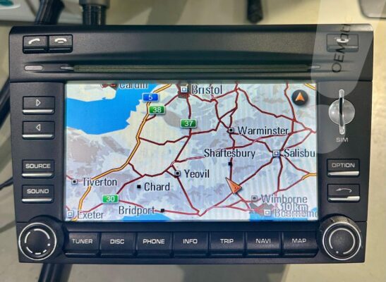 Sprawny wyświetlacz nawigacji Porsche PCM3 po naprawie układów grafiki, pokazujący wyraźną i czytelną mapę drogową.