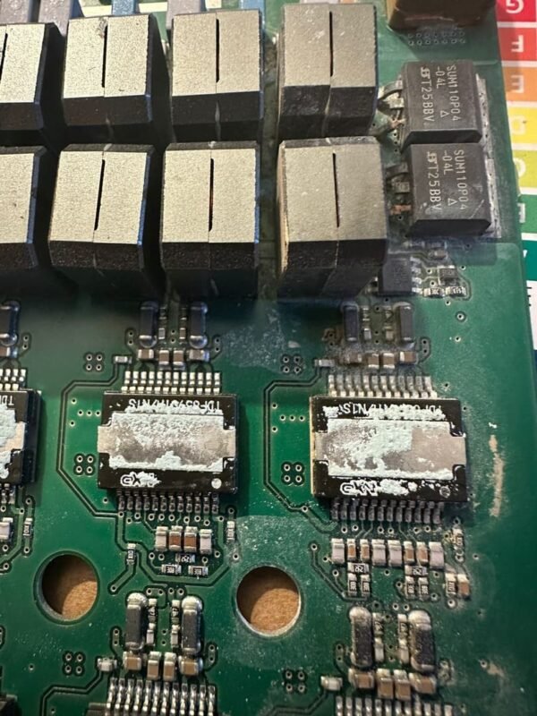 Uszkodzona płyta wzmacniacza BMW Harman Kardon z widoczną korozją sekcji mocy po zalaniu wodą