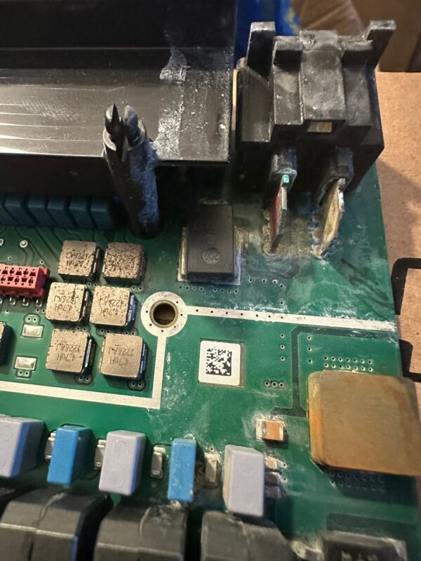 Uszkodzona sekcja zasilania wzmacniacza BMW Harman Kardon z przepalonym złączem i korozją po zalaniu