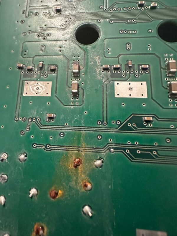 Płyta PCB wzmacniacza BMW Harman Kardon z rdzą i korozją na ścieżkach po długotrwałym zalaniu