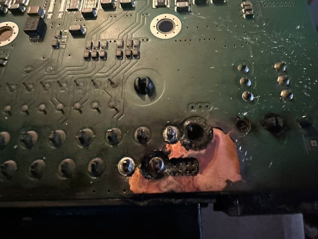 Uszkodzona płyta główna wzmacniacza Harman Kardon z BMW po zalaniu i przepaleniu ścieżek, przykład modułu nienaprawialnego. Uszkdzenia wewnątrz struktry płyty głównej.