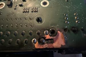 Uszkodzona płyta główna wzmacniacza Harman Kardon z BMW po zalaniu i przepaleniu ścieżek, przykład modułu nienaprawialnego. Uszkdzenia wewnątrz struktry płyty głównej.