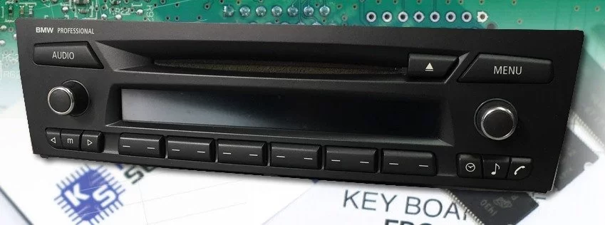 Panel przedni radia BMW Professional CD73 Alpine, które ulega awarii czarnego ekranu i braku dźwięków.