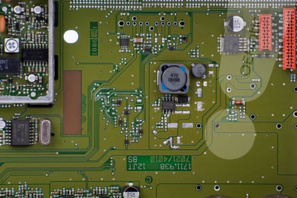 Uszkodzony wzmacniacz Logic7 Mercedes - widoczne uszkodzone ścieżki i elementy elektroniczne w trakcie regeneracji