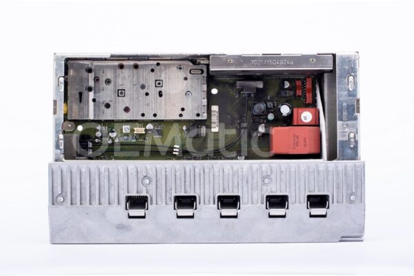 Uszkodzony wzmacniacz Mercedes Logic7 widok z góry - wszystkie sekcje przed naprawą