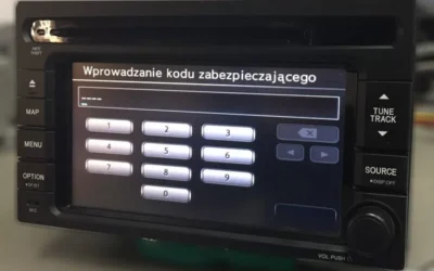 Ekran nawigacji Honda QY-5017H z prośbą o wpisanie 4-cyfrowego kodu zabezpieczającego w celu odblokowania.