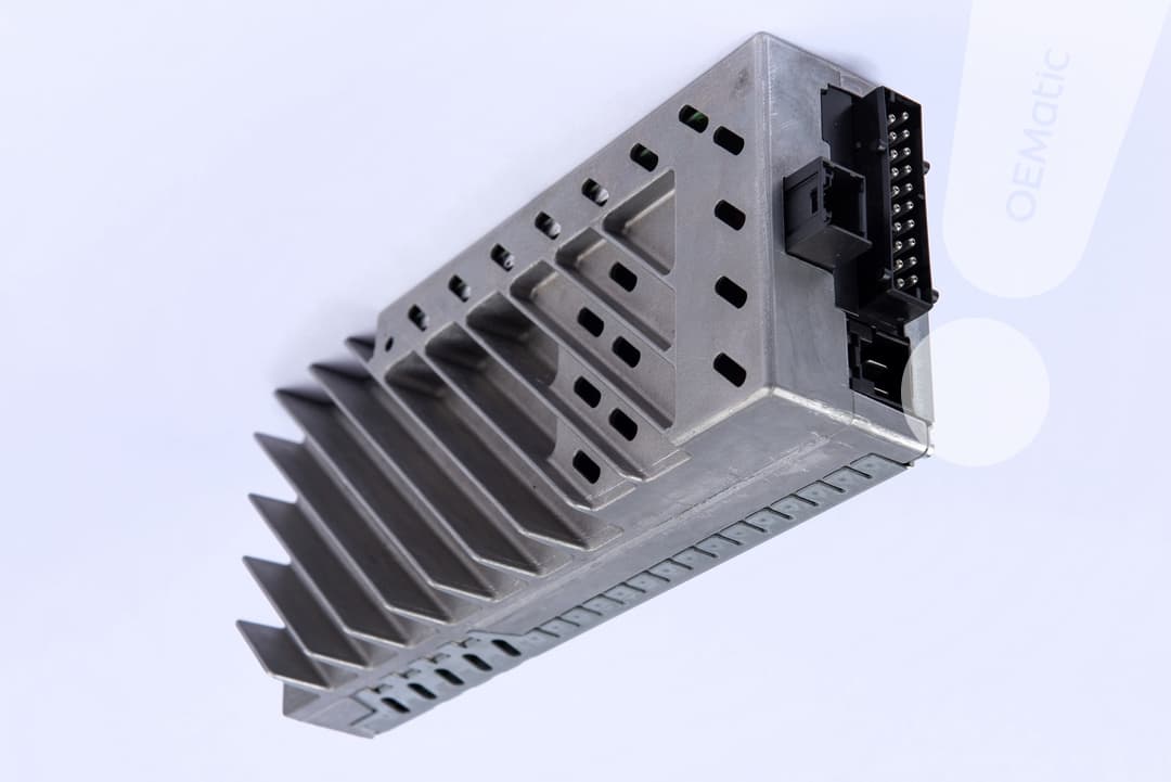 Wzmacniacz BMW Harman Kardon z charakterystyczną żebrowaną obudową chłodzącą