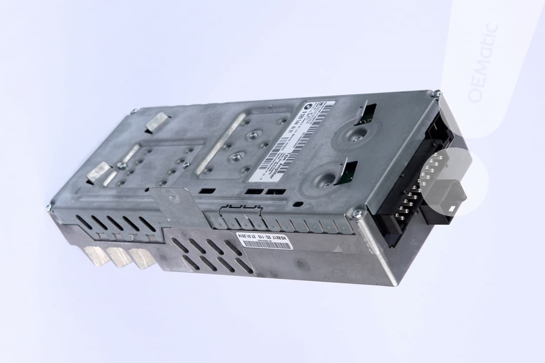 Wzmacniacz audio BMW Harman Kardon Top Hi-Fi Logic7 po pełnej regeneracji w serwisie OEMatic, widok z numerem części i złączami po naprawie zalania.