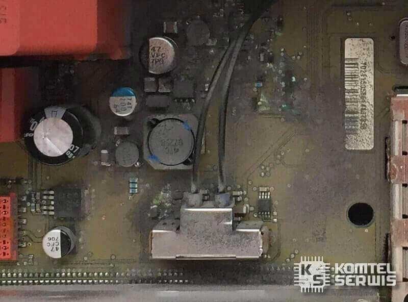 Mocno skorodowana płyta główna wzmacniacza Logic7 Mercedes z widocznym zielonym nalotem i uszkodzonymi ścieżkami