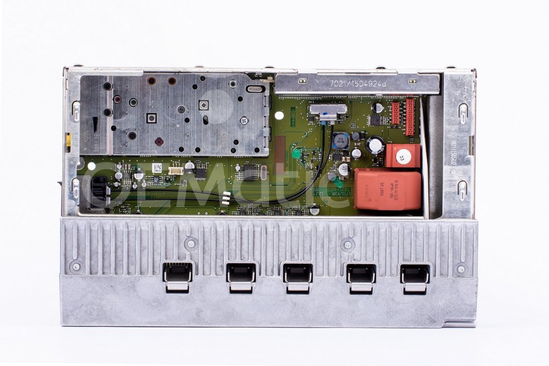 Wnętrze wzmacniacza Logic7 Mercedes po regeneracji, widoczna czysta i naprawiona płyta główna (PCB) z zabezpieczeniem