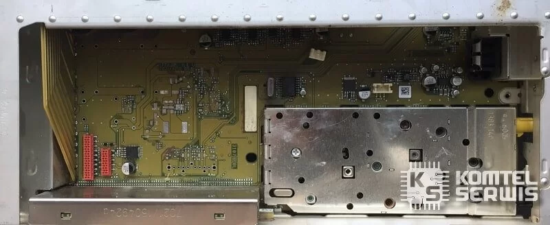 Płyta główna wzmacniacza Logic7 Mercedes w trakcie naprawy, po usunięciu elementów i podczas przygotowania do regeneracji ścieżek.