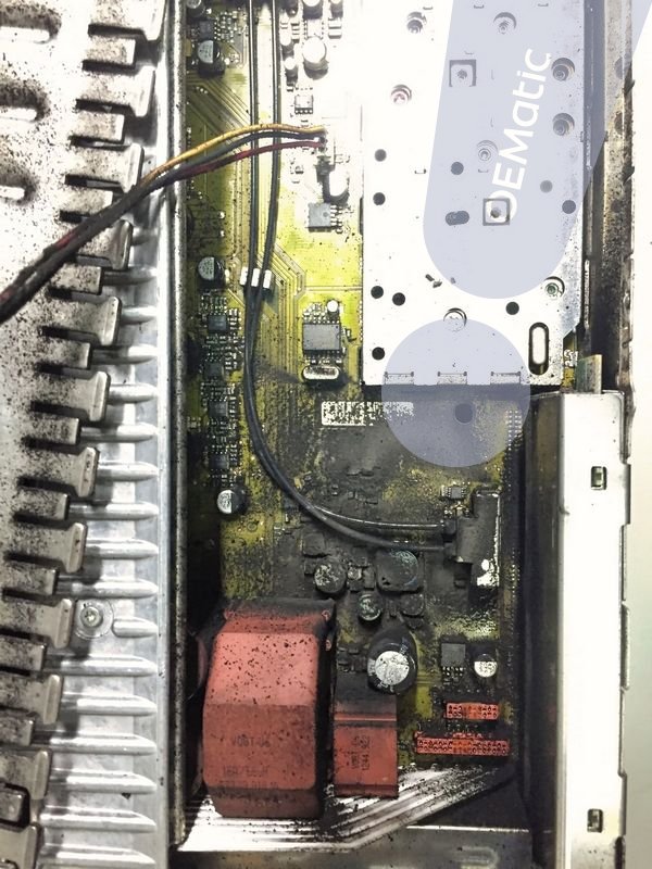 Wnętrze wzmacniacza Logic7 Mercedes przed naprawą, płyta główna pokryta grubą warstwą kurzu i brudu